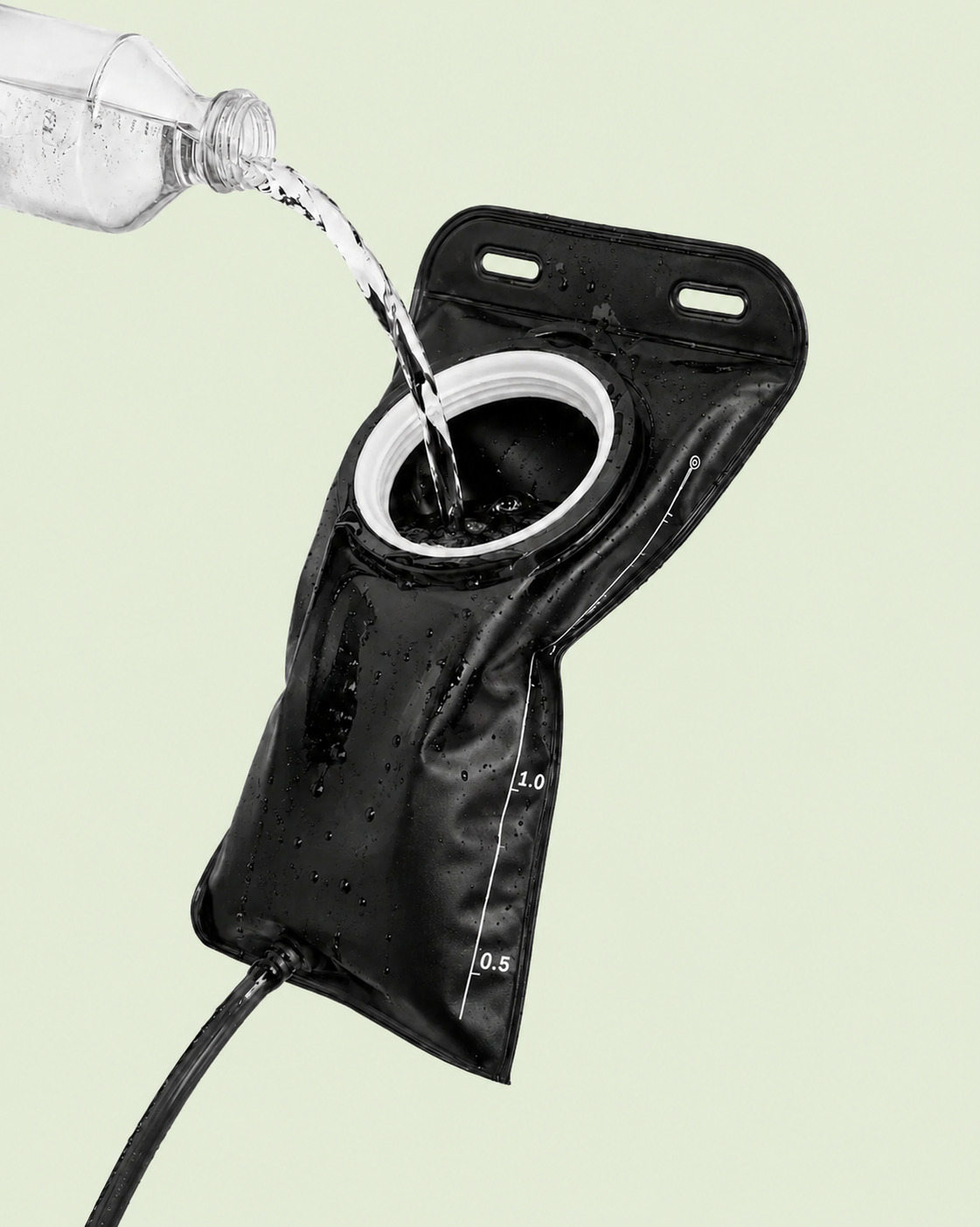 Remplissage de la poche à eau 2 L Sentia par sa grande ouverture